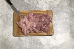 куриный рулет с желатином в пищевой пленке пошаговый рецепт с фото. kurinyi rulet s syrom i sladkim percem 1593412735 4 min. куриный рулет с желатином в пищевой пленке пошаговый рецепт с фото фото. куриный рулет с желатином в пищевой пленке пошаговый рецепт с фото-kurinyi rulet s syrom i sladkim percem 1593412735 4 min. картинка куриный рулет с желатином в пищевой пленке пошаговый рецепт с фото. картинка kurinyi rulet s syrom i sladkim percem 1593412735 4 min. После очередной покупки колбасы к какому-то празднику я поняла, что все мясные закуски лучше готовить самостоятельно, ведь дома они получаются более аппетитными, полезными и менее дорогими. Конечно, на это надо потратить немного времени, но поверьте, такой кулинарный шедевр смотрится на столе просто великолепно и всегда расходится в первую очередь. Поэтому сегодня мы с вами сделаем куриный рулет с желатином – украшение праздничного либо повседневного стола!