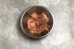 куриный рулет с желатином в пищевой пленке пошаговый рецепт с фото. kurinyi rulet s syrom i sladkim percem 1593412735 5 min. куриный рулет с желатином в пищевой пленке пошаговый рецепт с фото фото. куриный рулет с желатином в пищевой пленке пошаговый рецепт с фото-kurinyi rulet s syrom i sladkim percem 1593412735 5 min. картинка куриный рулет с желатином в пищевой пленке пошаговый рецепт с фото. картинка kurinyi rulet s syrom i sladkim percem 1593412735 5 min. После очередной покупки колбасы к какому-то празднику я поняла, что все мясные закуски лучше готовить самостоятельно, ведь дома они получаются более аппетитными, полезными и менее дорогими. Конечно, на это надо потратить немного времени, но поверьте, такой кулинарный шедевр смотрится на столе просто великолепно и всегда расходится в первую очередь. Поэтому сегодня мы с вами сделаем куриный рулет с желатином – украшение праздничного либо повседневного стола!