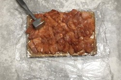 куриный рулет с желатином в пищевой пленке пошаговый рецепт с фото. kurinyi rulet s syrom i sladkim percem 1593412735 6 min. куриный рулет с желатином в пищевой пленке пошаговый рецепт с фото фото. куриный рулет с желатином в пищевой пленке пошаговый рецепт с фото-kurinyi rulet s syrom i sladkim percem 1593412735 6 min. картинка куриный рулет с желатином в пищевой пленке пошаговый рецепт с фото. картинка kurinyi rulet s syrom i sladkim percem 1593412735 6 min. После очередной покупки колбасы к какому-то празднику я поняла, что все мясные закуски лучше готовить самостоятельно, ведь дома они получаются более аппетитными, полезными и менее дорогими. Конечно, на это надо потратить немного времени, но поверьте, такой кулинарный шедевр смотрится на столе просто великолепно и всегда расходится в первую очередь. Поэтому сегодня мы с вами сделаем куриный рулет с желатином – украшение праздничного либо повседневного стола!