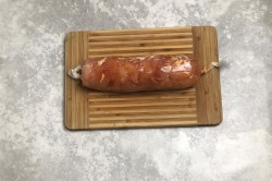 куриный рулет с желатином в пищевой пленке пошаговый рецепт с фото. kurinyi rulet s syrom i sladkim percem 1593412735 8 min. куриный рулет с желатином в пищевой пленке пошаговый рецепт с фото фото. куриный рулет с желатином в пищевой пленке пошаговый рецепт с фото-kurinyi rulet s syrom i sladkim percem 1593412735 8 min. картинка куриный рулет с желатином в пищевой пленке пошаговый рецепт с фото. картинка kurinyi rulet s syrom i sladkim percem 1593412735 8 min. После очередной покупки колбасы к какому-то празднику я поняла, что все мясные закуски лучше готовить самостоятельно, ведь дома они получаются более аппетитными, полезными и менее дорогими. Конечно, на это надо потратить немного времени, но поверьте, такой кулинарный шедевр смотрится на столе просто великолепно и всегда расходится в первую очередь. Поэтому сегодня мы с вами сделаем куриный рулет с желатином – украшение праздничного либо повседневного стола!