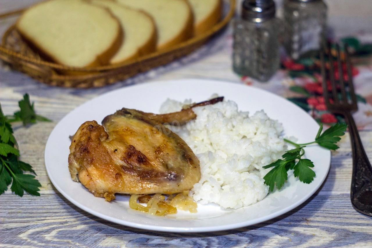 Курица в луке. Курица с луком в духовке. Курица на луке в духовке. Курица по-еврейски рецепт с луком и содой.