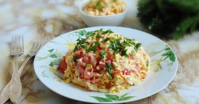 Салат с крабовыми палочками чесноком яйцом и майонезом