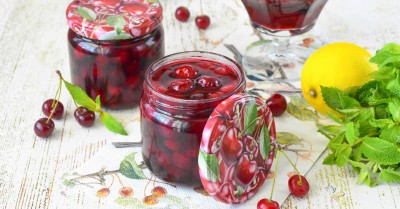 Вишня в собственном соку с косточками