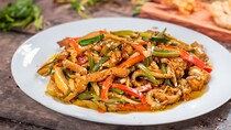 Теплий салат зі свинячого язика з овочами