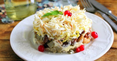 Салат с фасолью грибами и сыром