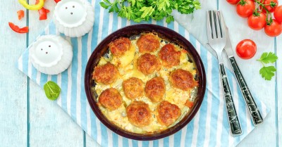 Фрикадельки с картошкой со сметаной в духовке