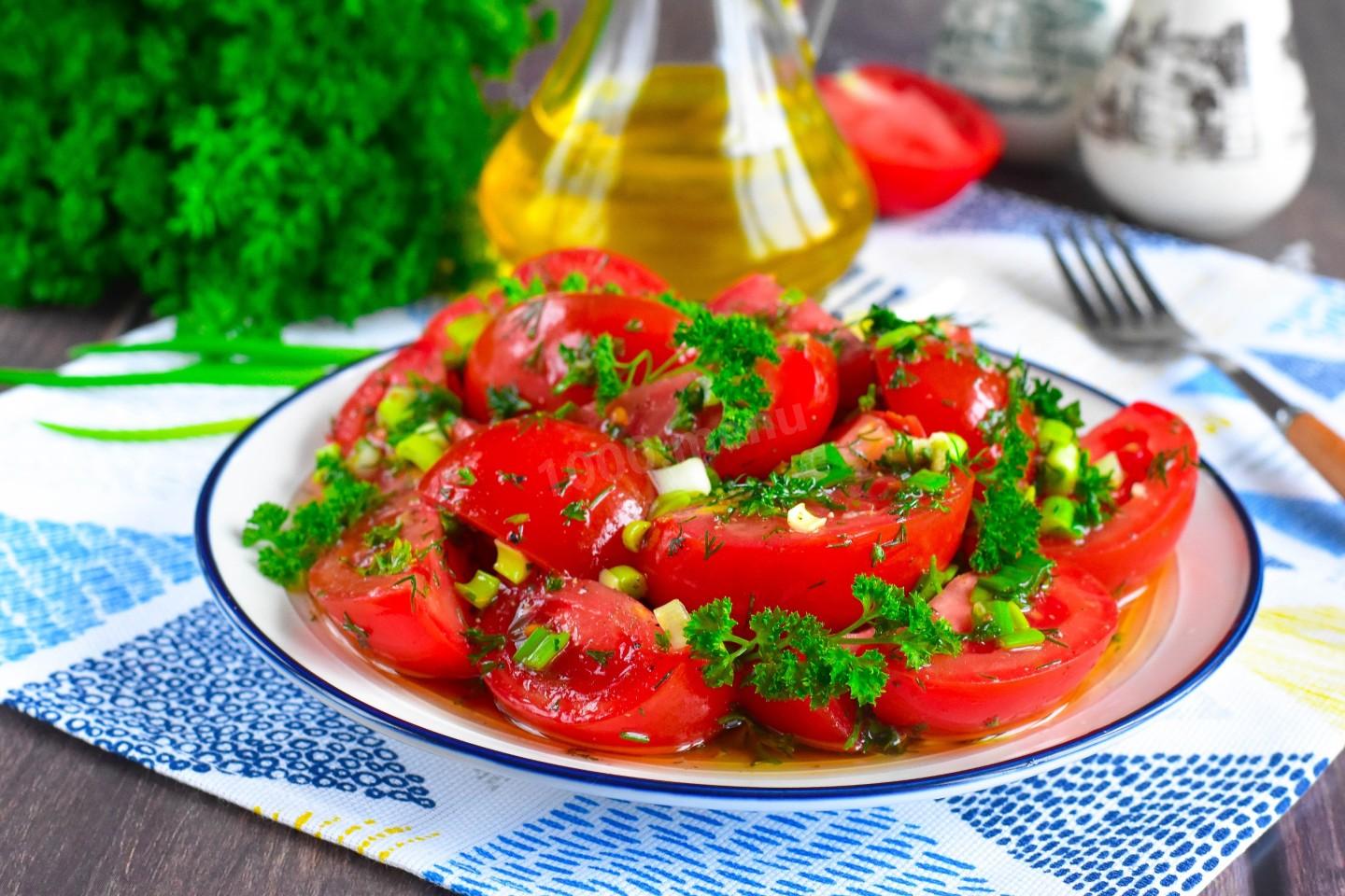 Калорийность салата из помидор с маслом растительным. Классический салат помидоры с огурцами и подсолнечным маслом. Маринованнқе огурцқ и помидорқ фон.