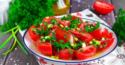 Салат с помидорами и растительным маслом