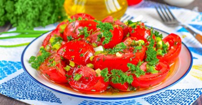 Салат с помидорами и растительным маслом