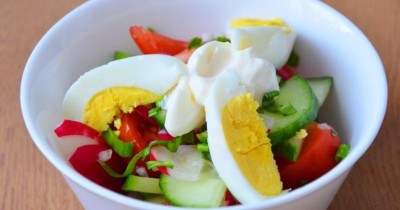 Салат из черемши с редисом и перепелиными яйцами