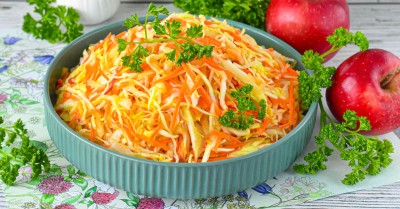Салат с капустой и яблоком