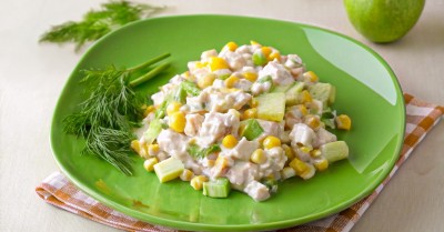 Салат с тунцом консервированным и яблоком