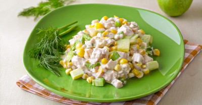 Салат с тунцом консервированным и яблоком