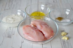 куриная грудка рецепты приготовления второго блюда на сковороде в сметане. kurinye grudki v smetannom souse na skovorode 1603273898 1 min. куриная грудка рецепты приготовления второго блюда на сковороде в сметане фото. куриная грудка рецепты приготовления второго блюда на сковороде в сметане-kurinye grudki v smetannom souse na skovorode 1603273898 1 min. картинка куриная грудка рецепты приготовления второго блюда на сковороде в сметане. картинка kurinye grudki v smetannom souse na skovorode 1603273898 1 min. Куриная грудка в сметане, приготовленная на сковороде – способ быстро и сытно накормить семью в ужин или обед. Как правило, готовится просто, без особых изысков, поскольку само по себе является невероятно вкусным. Тушение филе в сметанном продукте помогает исправить главный недостаток куриных грудок – суховатость мяса. Благодаря заливке, они становятся сочными и нежными.