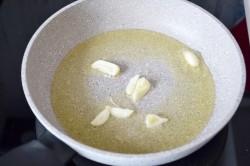 куриная грудка рецепты приготовления второго блюда на сковороде в сметане. kurinye grudki v smetannom souse na skovorode 1603273898 3 min. куриная грудка рецепты приготовления второго блюда на сковороде в сметане фото. куриная грудка рецепты приготовления второго блюда на сковороде в сметане-kurinye grudki v smetannom souse na skovorode 1603273898 3 min. картинка куриная грудка рецепты приготовления второго блюда на сковороде в сметане. картинка kurinye grudki v smetannom souse na skovorode 1603273898 3 min. Куриная грудка в сметане, приготовленная на сковороде – способ быстро и сытно накормить семью в ужин или обед. Как правило, готовится просто, без особых изысков, поскольку само по себе является невероятно вкусным. Тушение филе в сметанном продукте помогает исправить главный недостаток куриных грудок – суховатость мяса. Благодаря заливке, они становятся сочными и нежными.