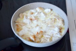 куриная грудка рецепты приготовления второго блюда на сковороде в сметане. kurinye grudki v smetannom souse na skovorode 1603273898 5 min. куриная грудка рецепты приготовления второго блюда на сковороде в сметане фото. куриная грудка рецепты приготовления второго блюда на сковороде в сметане-kurinye grudki v smetannom souse na skovorode 1603273898 5 min. картинка куриная грудка рецепты приготовления второго блюда на сковороде в сметане. картинка kurinye grudki v smetannom souse na skovorode 1603273898 5 min. Куриная грудка в сметане, приготовленная на сковороде – способ быстро и сытно накормить семью в ужин или обед. Как правило, готовится просто, без особых изысков, поскольку само по себе является невероятно вкусным. Тушение филе в сметанном продукте помогает исправить главный недостаток куриных грудок – суховатость мяса. Благодаря заливке, они становятся сочными и нежными.