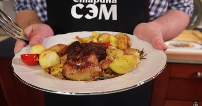 Стейк из мраморной говядины с картофелем и соусом демиглас