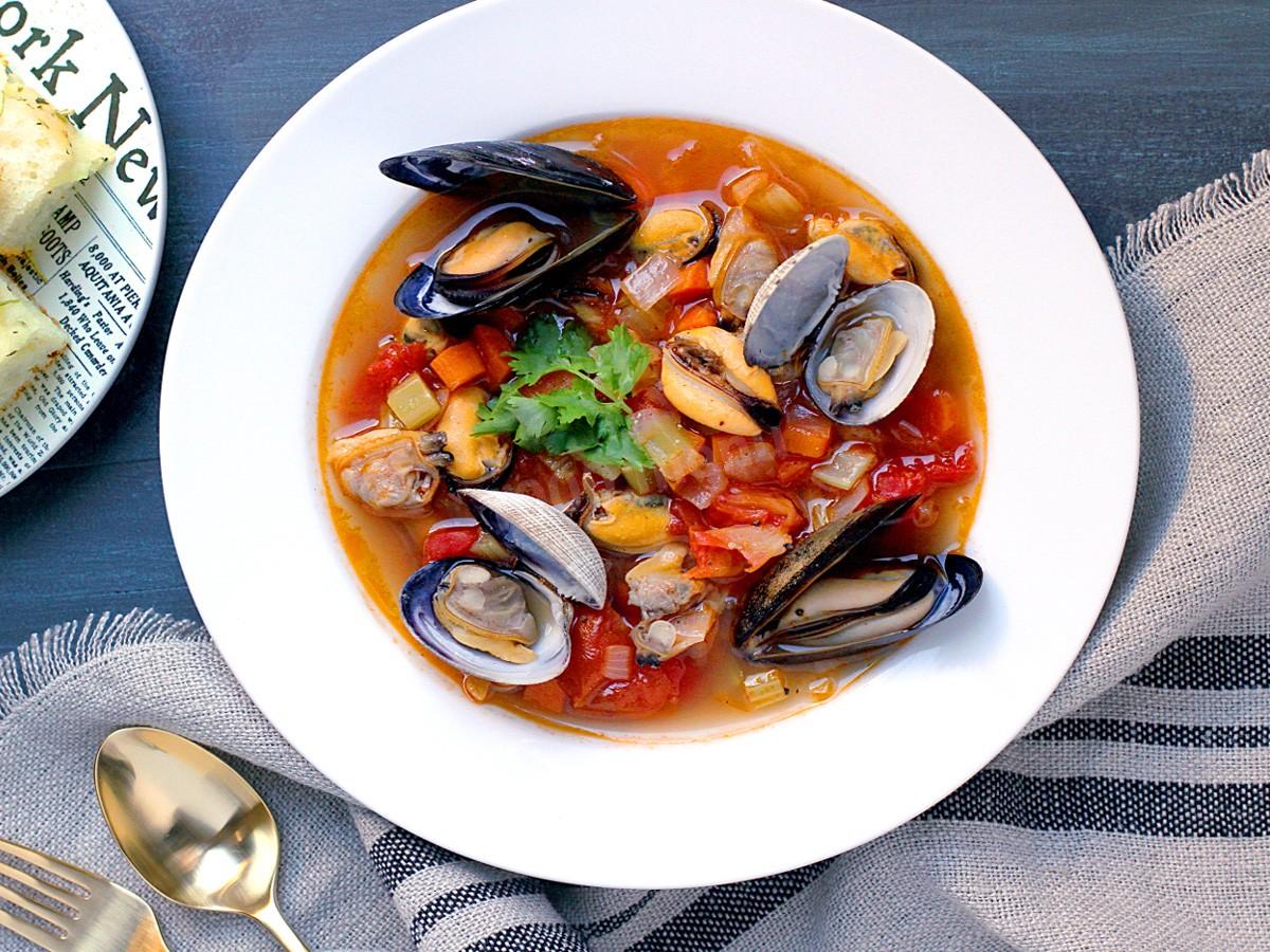 Морепродукты с пастой том ям. Сицилийский суп с мидиями. Томатный буйабес. Суп буйабес с морепродуктами томатный. Томатный суп с мидиями.