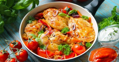 Жареное куриное филе на сковороде с луком и помидорами