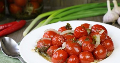 Помидоры с луком пальчики оближешь без стерилизации