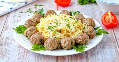 Вермишель с фрикадельками на сковороде