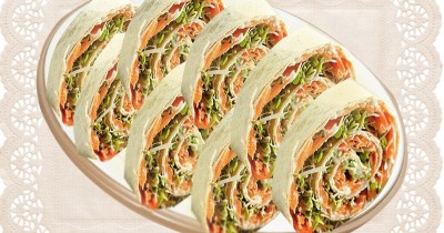 Рулет из лаваша с крабовыми палочками и корейской морковью