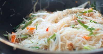 Овощная куриная лапша вок