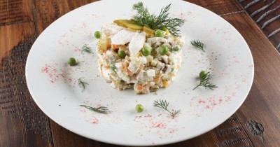 Классическое оливье c курицей и солеными огурцами