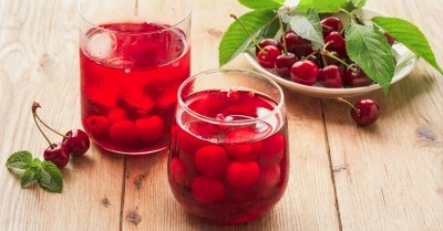 Компот из вишни с косточками