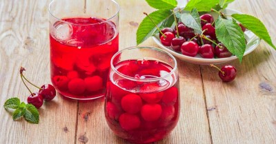 Компот из вишни с косточками