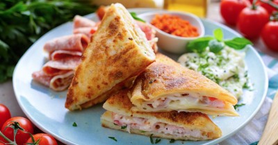 Конвертики из лаваша с ветчиной, сыром и майонезом