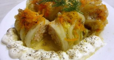 Голубцы с куриным фаршем и пекинской капустой в кастрюле