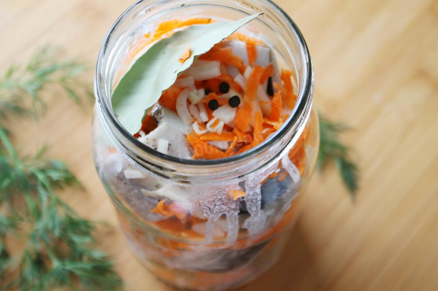 Скумбрия в духовке в банке с луком и морковкой рецепт с фото пошагово