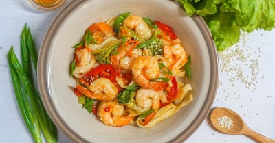 Удон с морепродуктами и овощами
