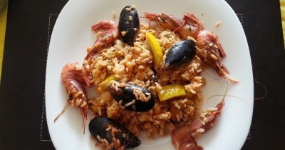 Паэлья с томатной пастой и морепродуктами