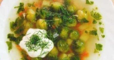 Овощной суп с корнем петрушки, брюссельской капустой и луком
