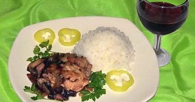 Курица с грибами и беконом в красном вине