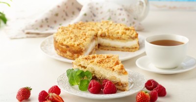 Насыпной пирог с творогом и яблоками в духовке