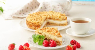 Насыпной пирог с творогом и яблоками в духовке