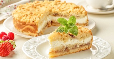 Насыпной пирог с творогом и яблоками слоями в духовке