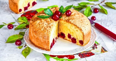 Вишневая шарлотка с вишней в духовке