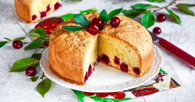 Вишневая шарлотка с вишней в духовке