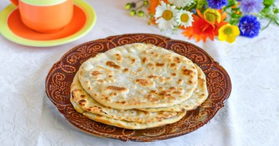 Несладкая лепешка без начинки на сковороде