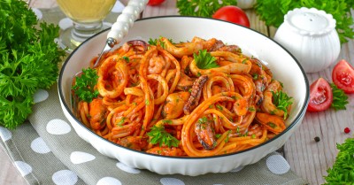 Макароны с морепродуктами в томатном соусе