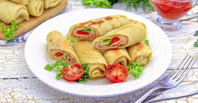 Блины с колбасой и сыром