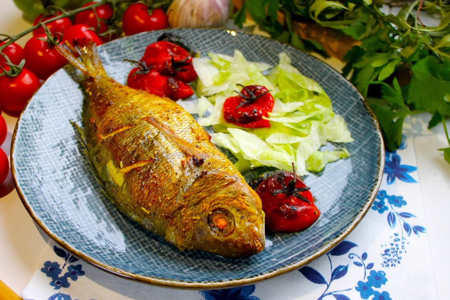 Дорадо с овощами в духовке. Дорада рыба в духовке. Дорадо с помидорами черри в духовке. Дорада запеченная с овощами. Красный окунь в духовке.