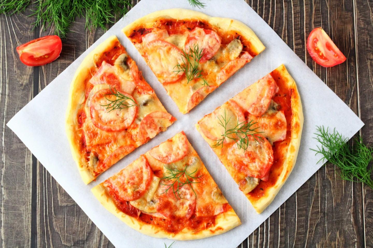 рецепт пиццы в духовке с колбасой без дрожжей домашней и сыром фото 72