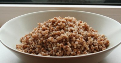 Гречка сваренная в казане на плите с морской солью