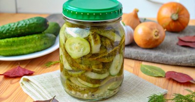 Огурцы с луком и маслом на зиму