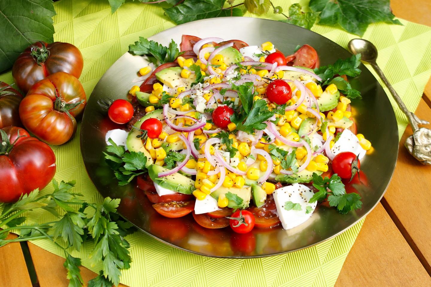 Салат без помидоров рецепт простой. Салаты. Овощной салат. Овощной салат на праздничный. Салат из сырых овощей.